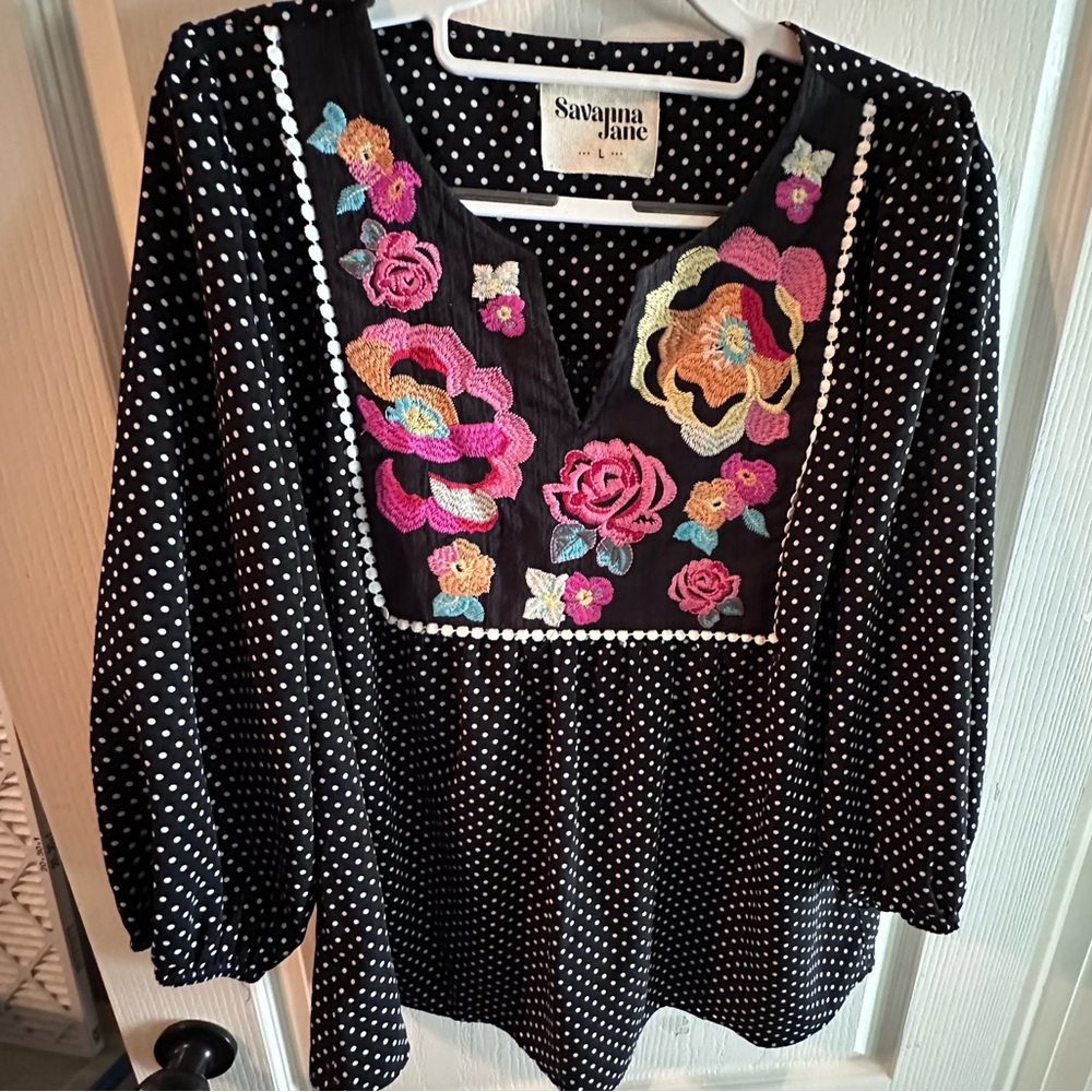 SAVANNAH JANE B&W Dot with Embroidery Top. Like New!